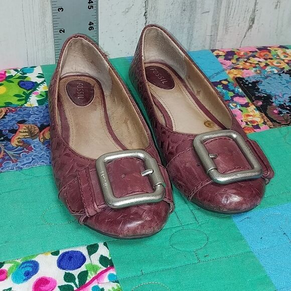 Fossil Women's Burgundy Flats with Silver Buckle Size 6 Embossed Leather - Picture 1 of 9